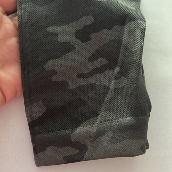 (NWT) SPANX Women’s Lamn Seamless Cropped Leggings in Sage Camo Size: Small - Picture 12 of 13